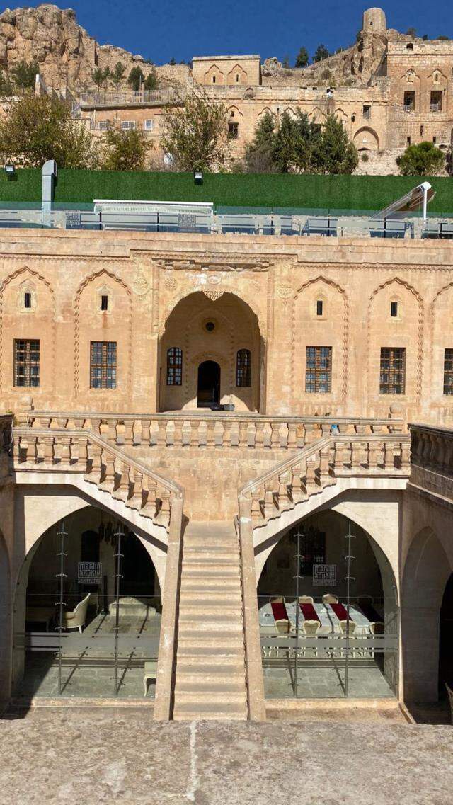 Başak Dizer ve Kıvanç Tatlıtuğ, el ele Mardin'i gezdi