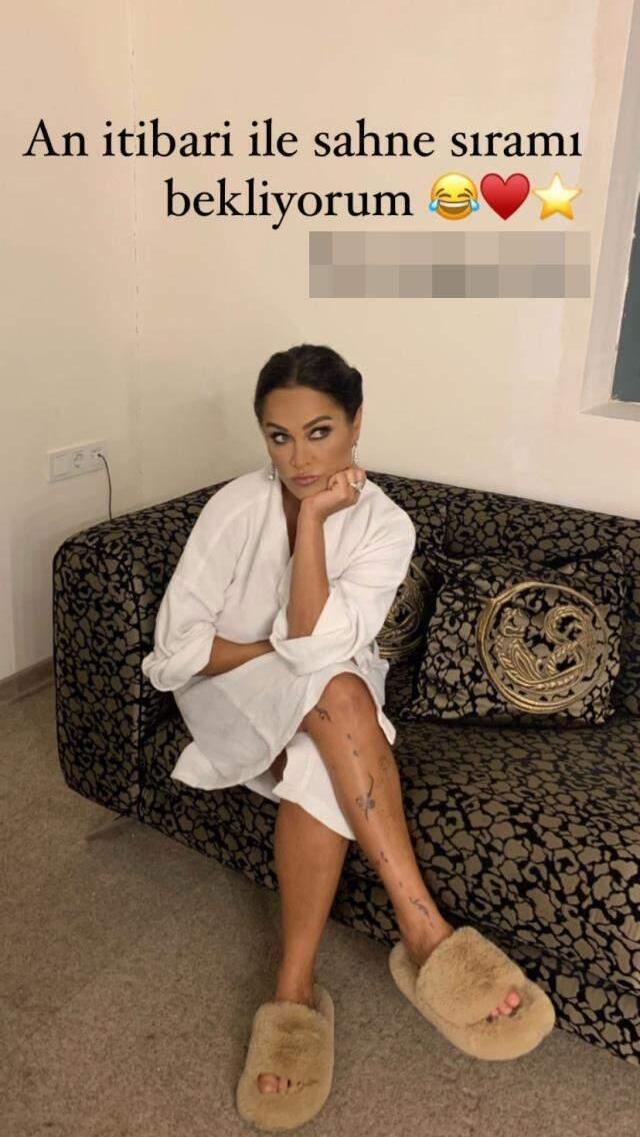 Sahnelere dönen Hülya Avşar kalçasına kadar inen sırt dekoltesiyle dikkat çekti