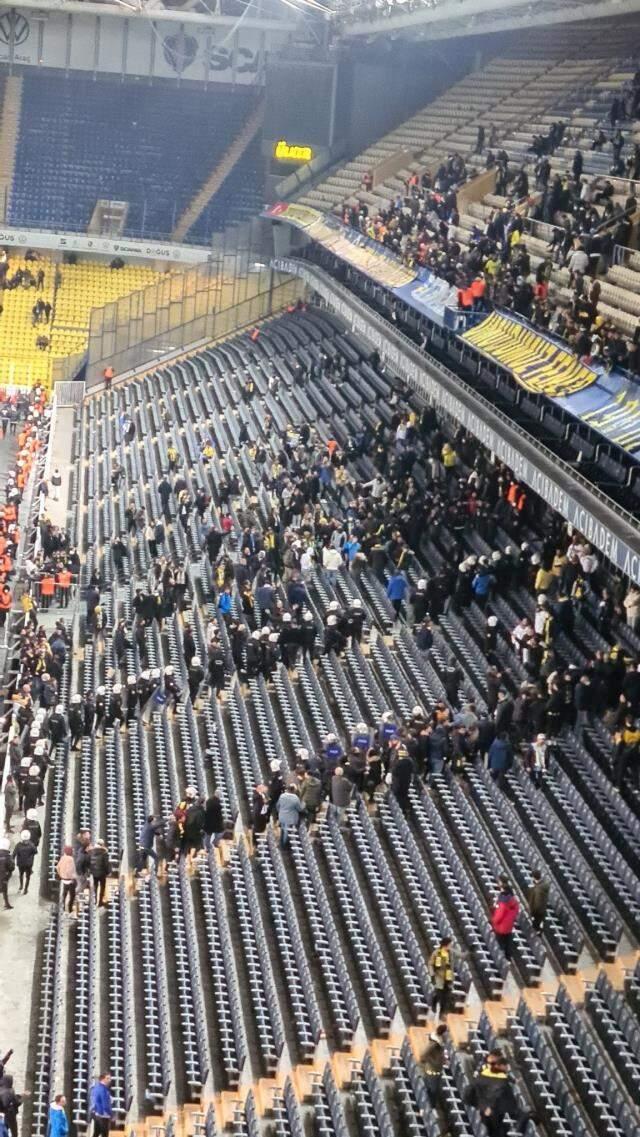 Maç sonu ortalığı ayağa kaldıran görüntü! Ali Koç'a patlamış mısırlı saldırı