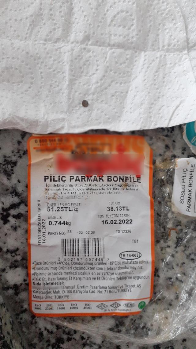 Zincir marketten alınan ünlü bir markaya ait tavuktan demir parçası çıktı