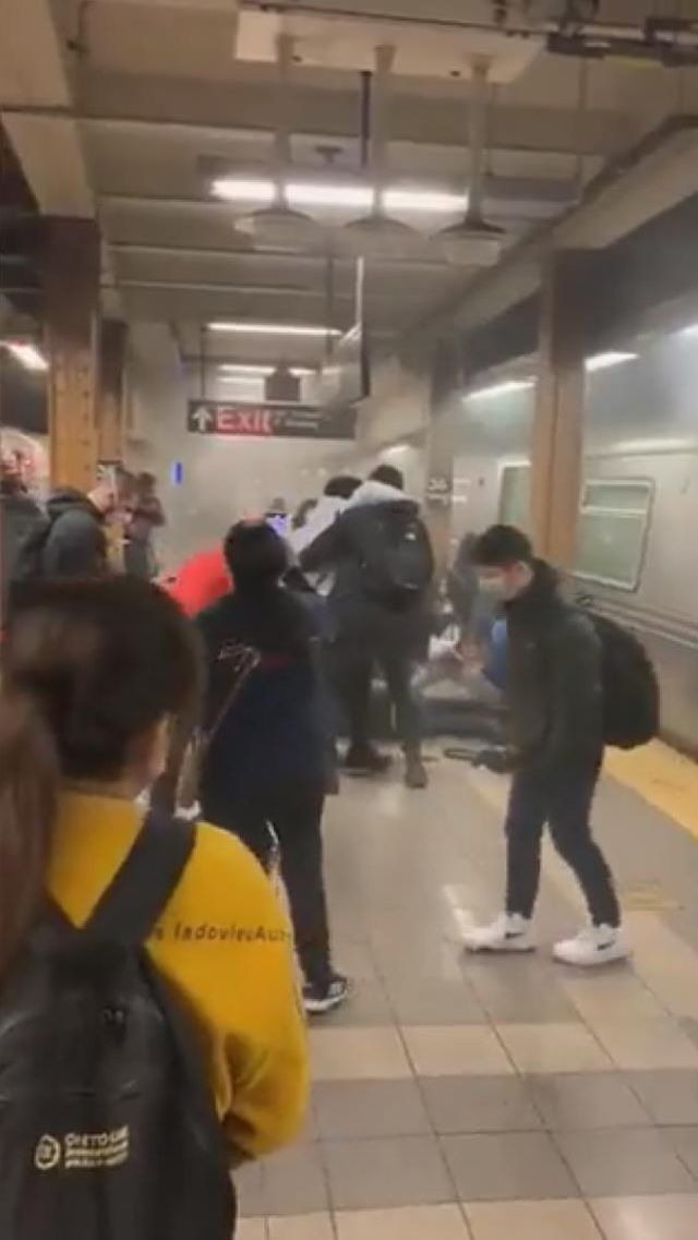 New York'taki metro istasyonuna saldırı anının görüntüleri ortaya çıktı