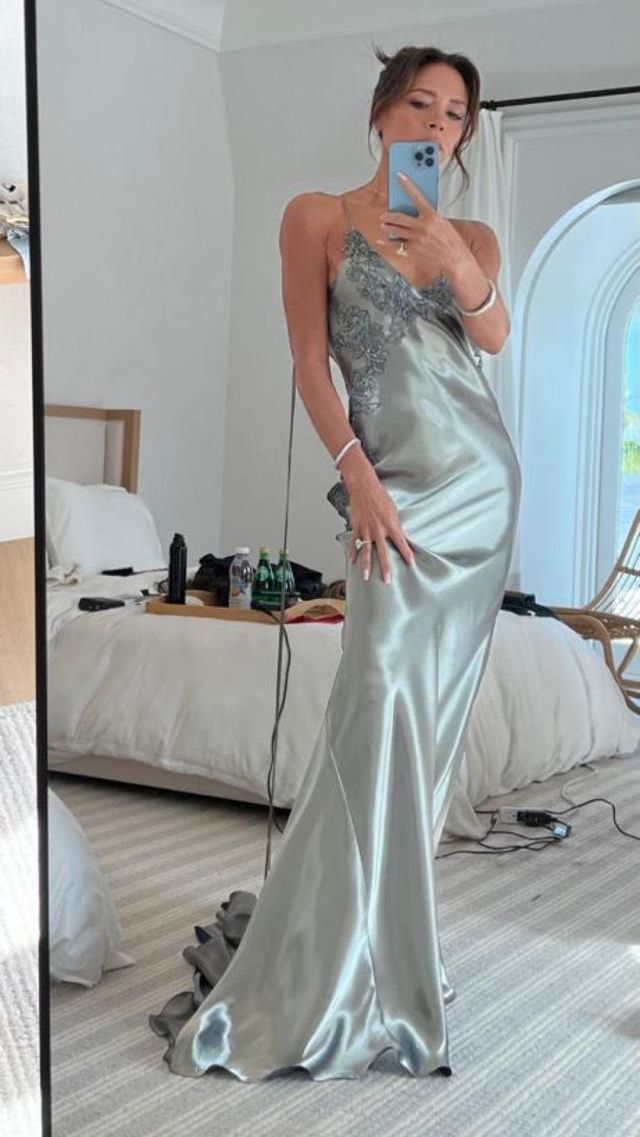Victoria Beckham'ın oğlunun düğününde giydiği özel tasarım elbisenin detayları belli oldu
