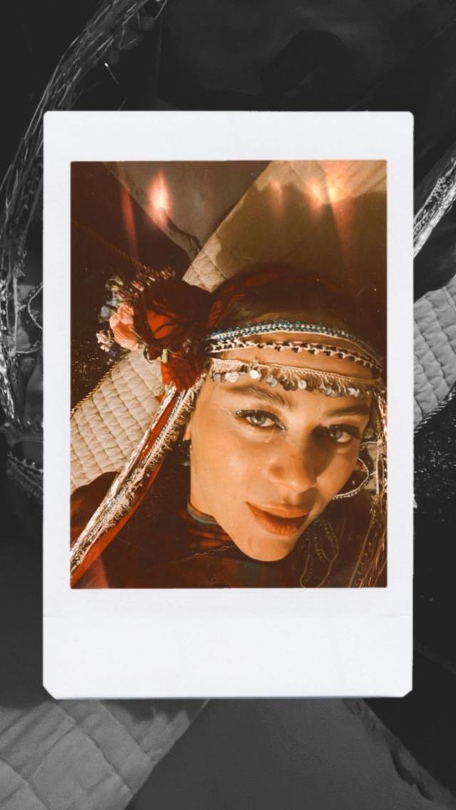 6 aylık hamile Demet Evgar, kına gecesi yapıp göbek attı