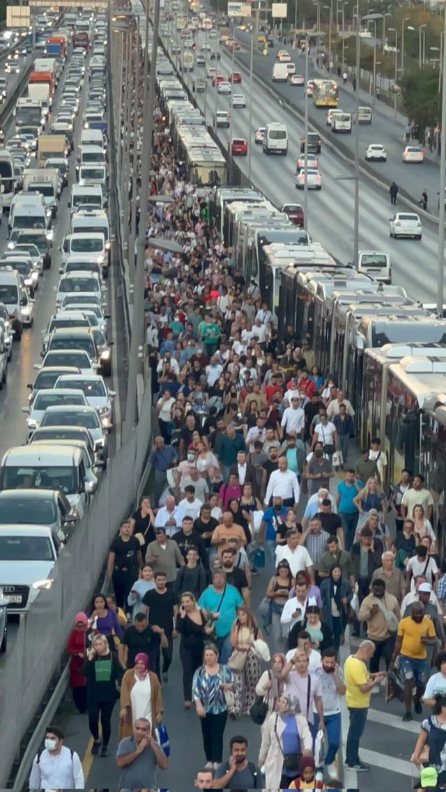 Son dakika haberleri! Metrobüs kazası nedeniyle yolcular yürüyerek durağa ulaştı