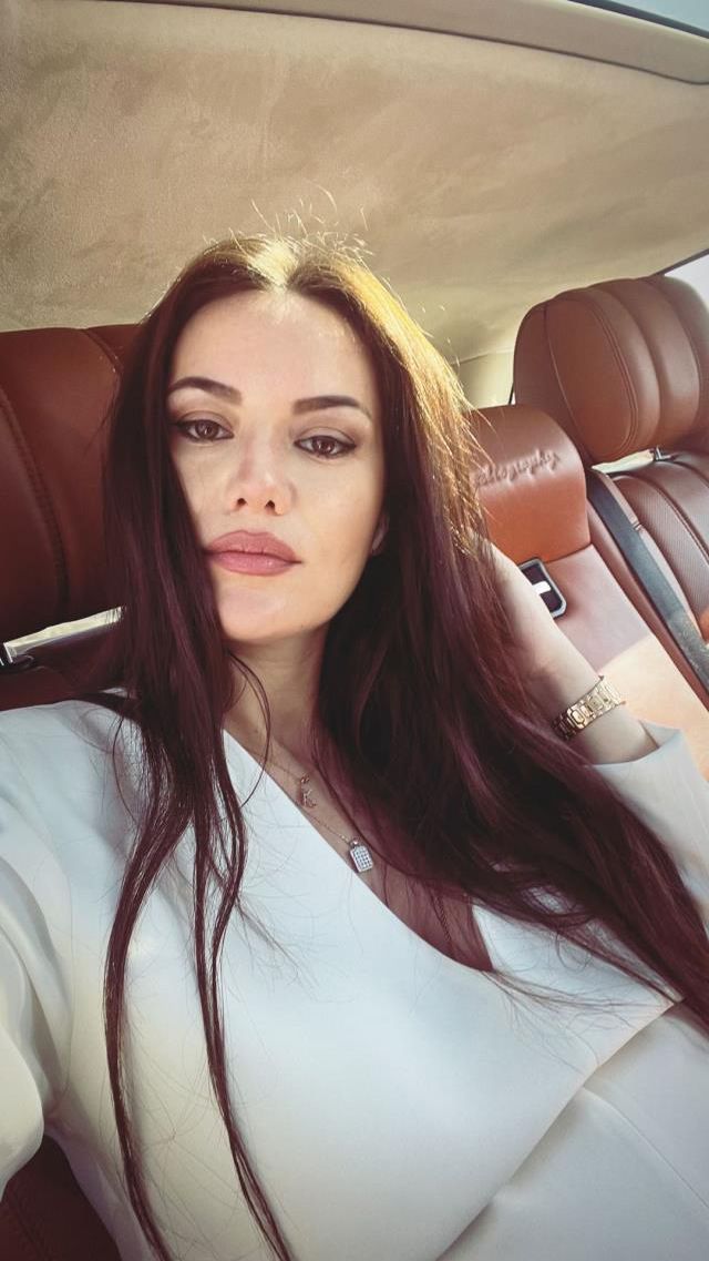 6 aylık hamile Fahriye Evcen, karnı burnunda pozunu paylaştı