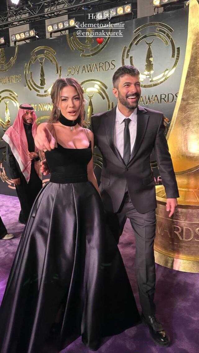 Demet Özdemir ve Engin Akyürek Suudi Arabistan'daki ödül törenine katıldı! Güzel oyuncunun göğüs dekoltesi kırmızı halıya damga vurdu
