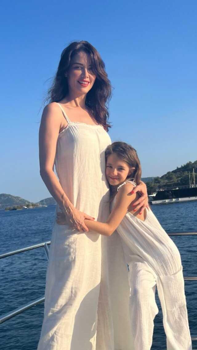 Nefise Karatay'dan ayna karşısında mayolu poz! Hayranları güzelliğini tarif edecek kelime bulamadı