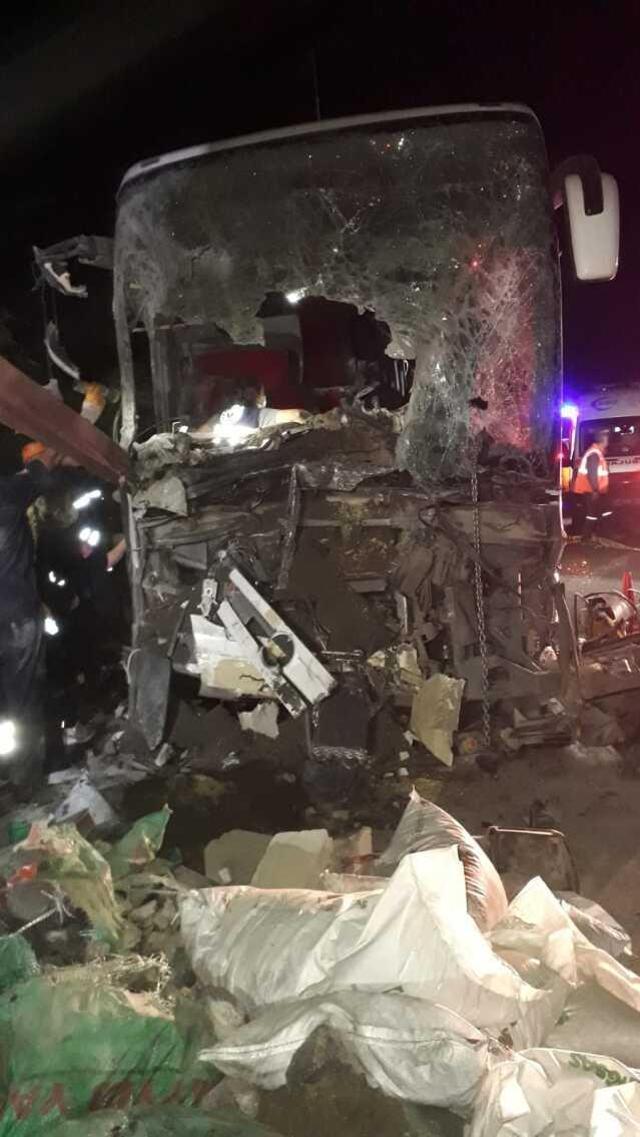 Erzurum'da otobüs-traktör kazası: 2 ölü, 14 yaralı
