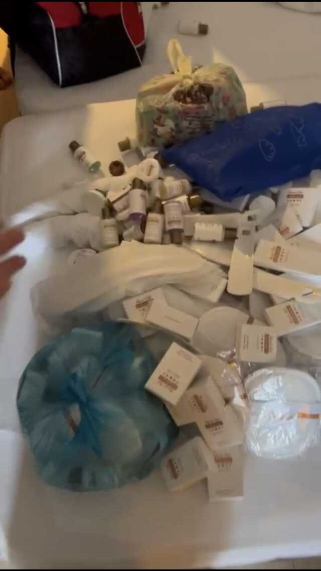 Rus ailenin bavullarından otele ait çok sayıda ürün çıktı