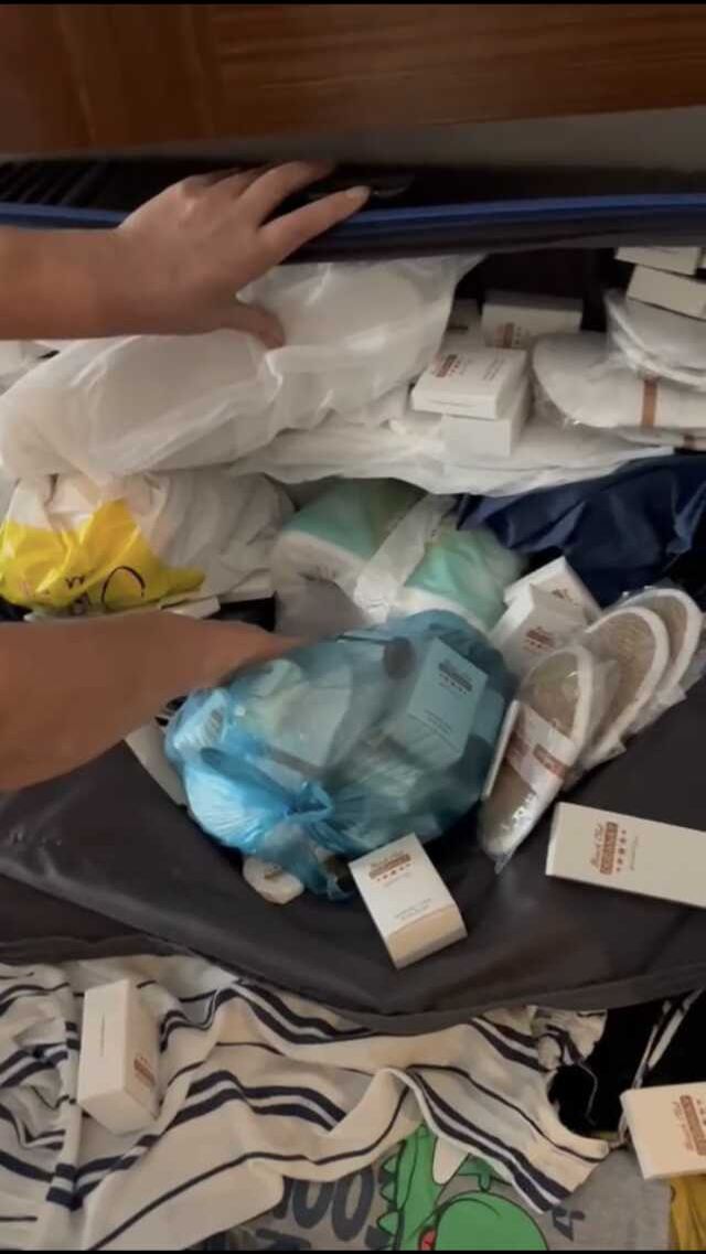 Rus ailenin bavullarından otele ait çok sayıda ürün çıktı