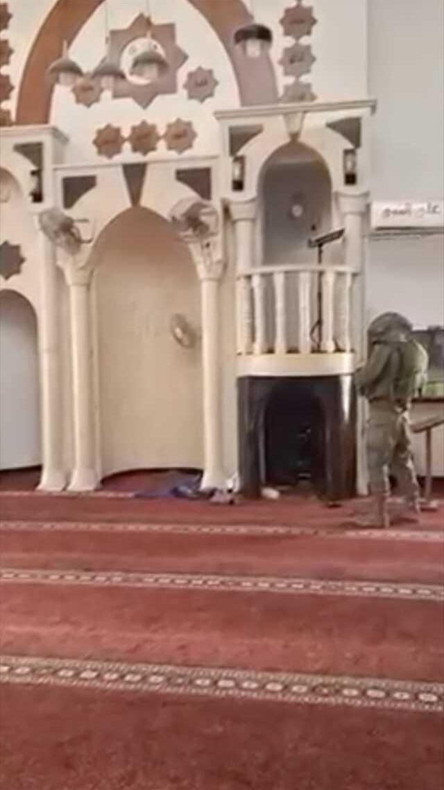 İsrail askerleri Batı Şeria'da bir camiyi işgal edip Yahudi duası okudu