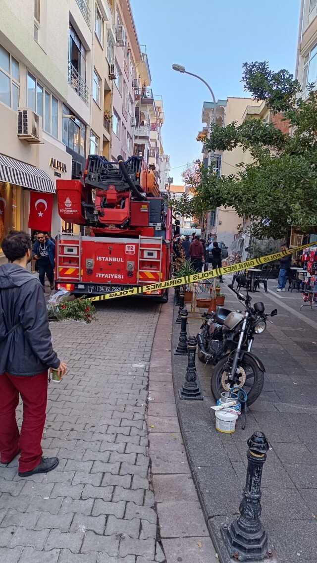 Kadıköy'de yıkım esnasında binada çökme meydana geldi! Enkaz altında kalan bir işçi yaralandı