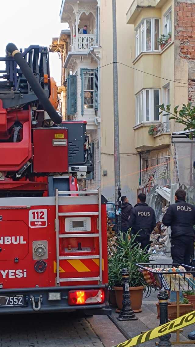 Kadıköy'de yıkım esnasında binada çökme meydana geldi! Enkaz altında kalan bir işçi yaralandı