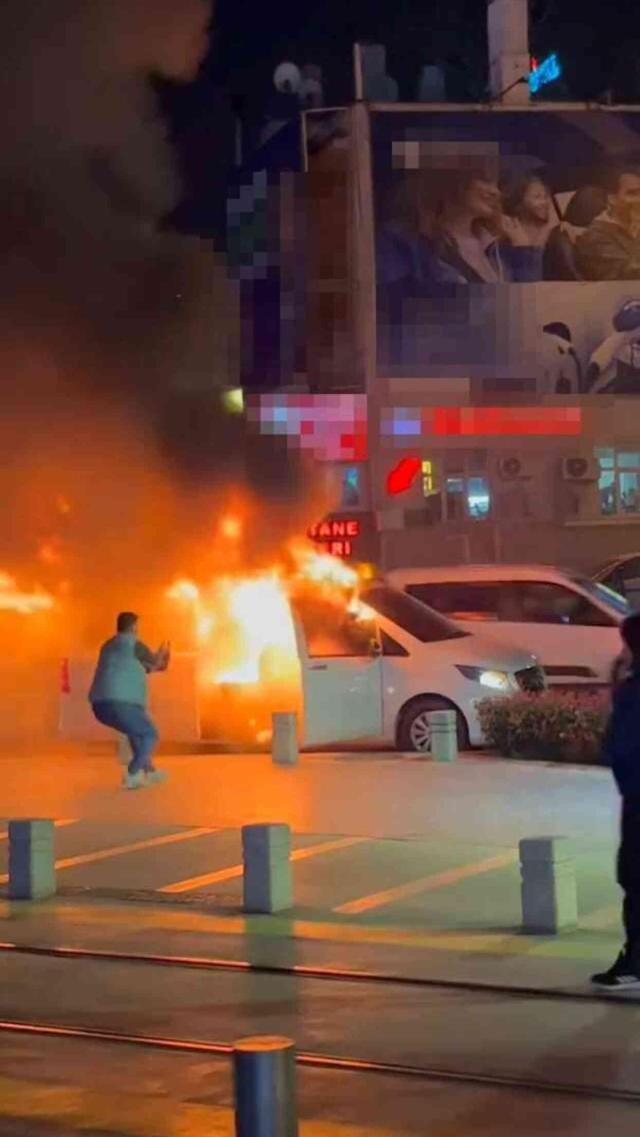 Anadolu Birliği Partisi Bursa Büyükşehir adayının seçim minibüsü çıkan yangında küle döndü
