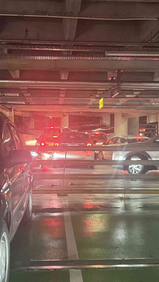 İstinye'de alışveriş merkezinin otoparkında yangın çıktı