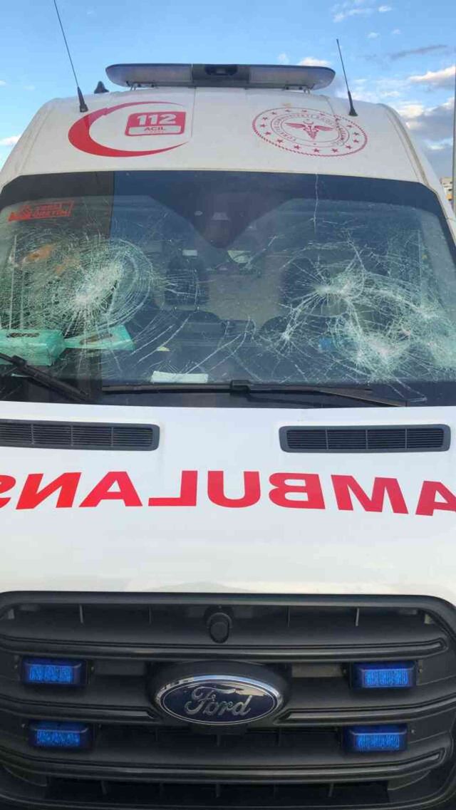 'Geç geldiniz' deyip ambulansa kürekle saldırdı! Hamile sağlık çalışanı yaralandı
