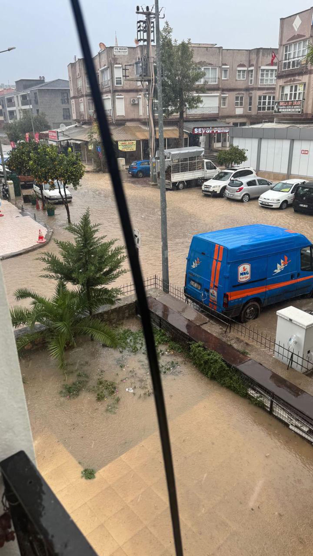 İzmir'de pazar yerini göle döndü, masa ve sandalyeler akıntıda sürüklendi