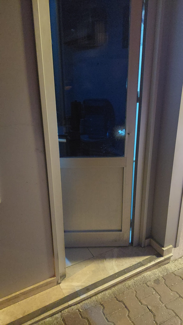 Irak Konsolosluğu'na uzun namlulu silahlarla saldırı