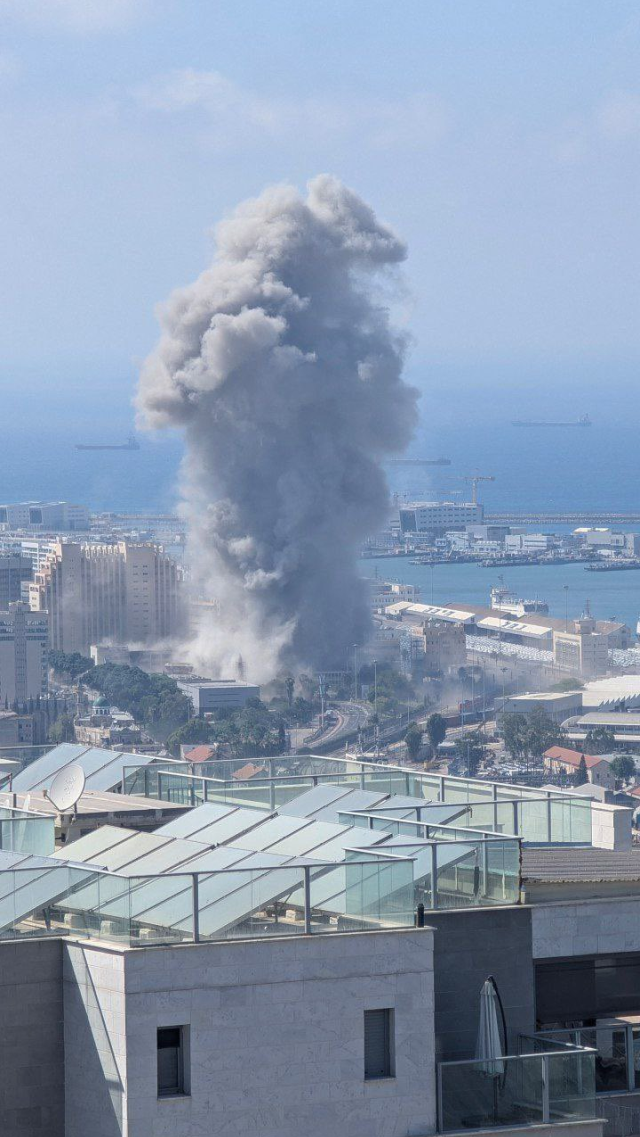 İran'ın Hayfa'yı vurduğu an! Dumanlar metrelerce yükseğe çıktı