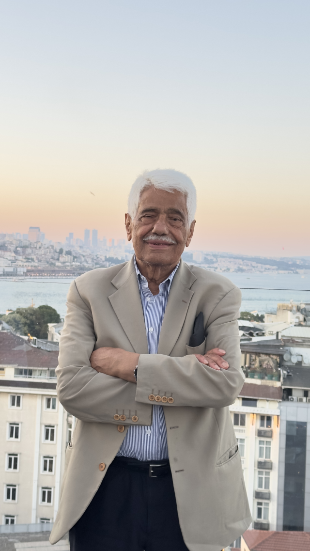 İngiltere'nin 'Özel statülü şefi Kazım Akkuş' 82 yaşında yeni markasının müjdesini cerdi