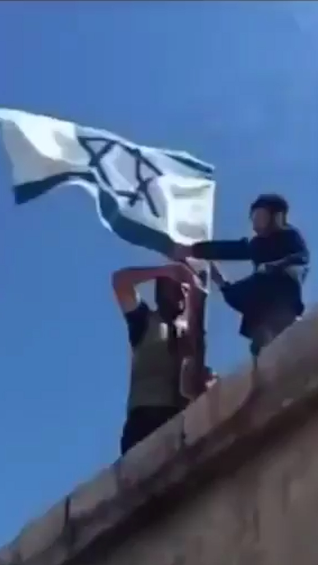 Yüzlerce Dürzi Suriye sınırını aştı, Süveyda'da İsrail bayrakları açıldı