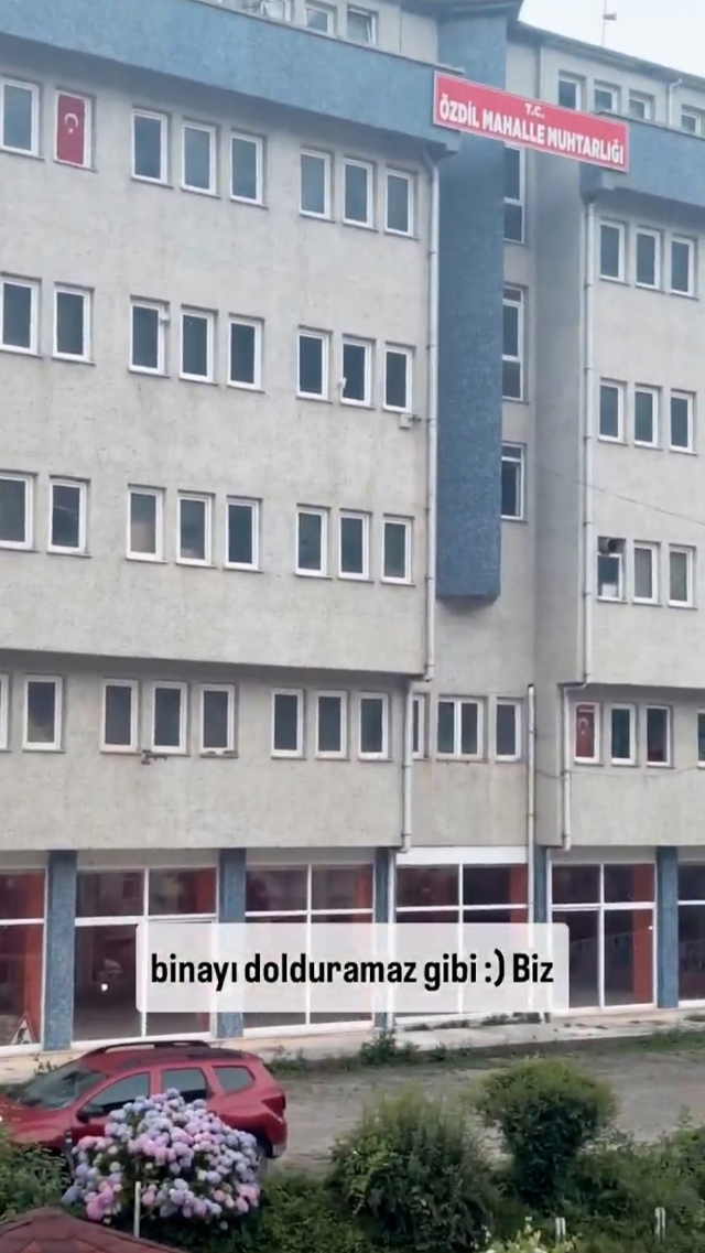 Devasa muhtarlık binasını gören vatandaş şaşıp kaldı