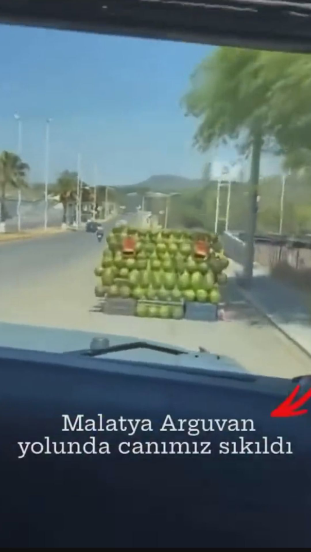 Vicdansız hareket! 'Canımız sıkıldı' deyip esnafın tezgahını dağıttılar