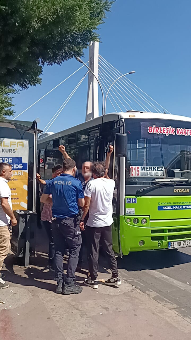 Yolcusunu demir sopa ile kovaladı, polisleri görünce bıçağını boynuna dayadı