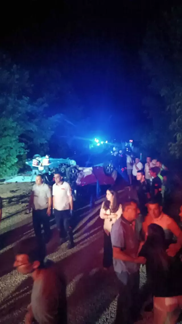 Çanakkale'de iki otomobil kafa kafaya çarpıştı: 6 kişi hayatını kaybetti