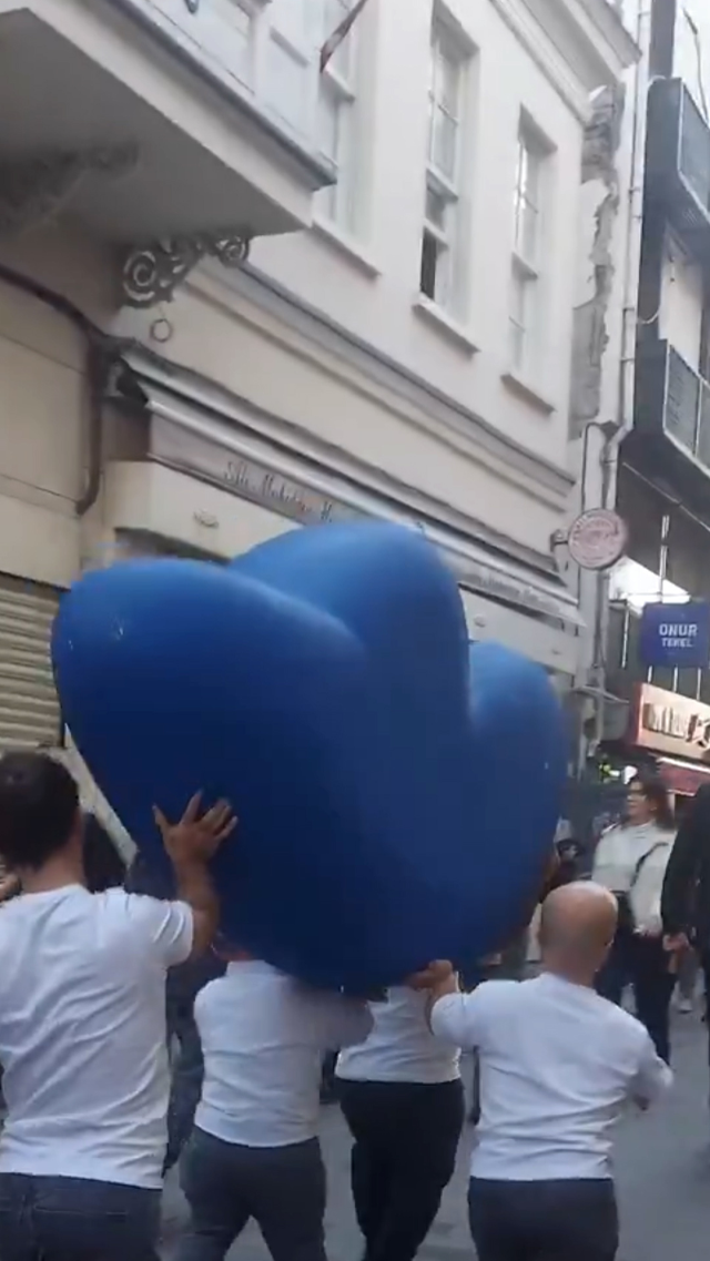 Kadıköy'de 'F' harfi taşıyan bir grup cüce görüldü