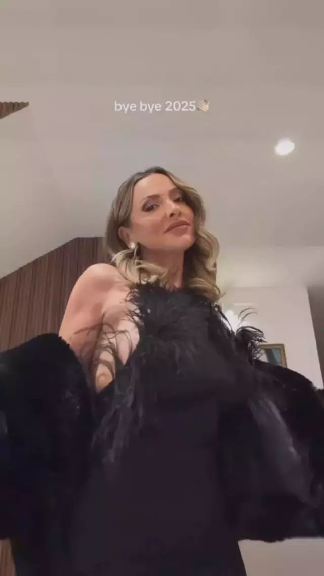 2025'e böyle veda etti! Hadise'nin kıvrak dansı kadar dekoltesi de olay