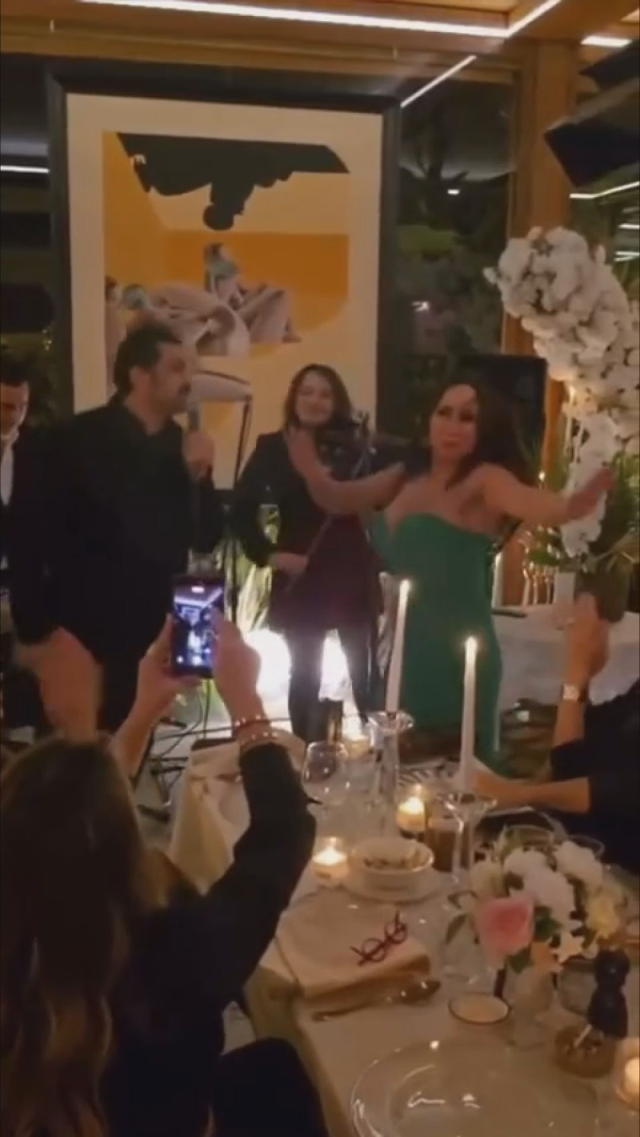 Asena doğum gününde böyle coştu! Dansı ve tarzıyla dikkat çekti