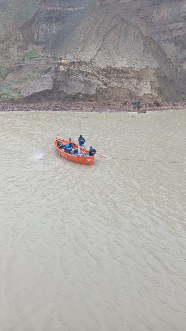 Karadeniz'de sürüklenen Türk gemisi karaya oturdu