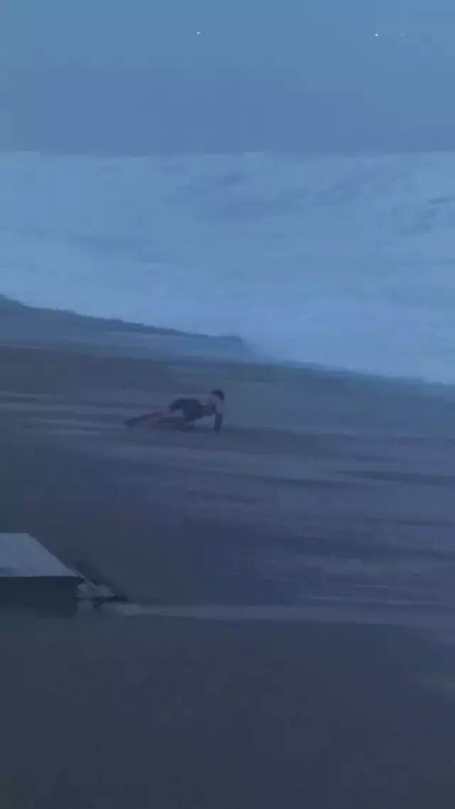 Sahilde şınav çekti, 2 metrelik dalgaları görünce koşarak kaçtı