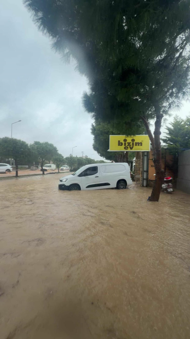 Sağanak sonrası Çeşme'de denizle kara birleşti