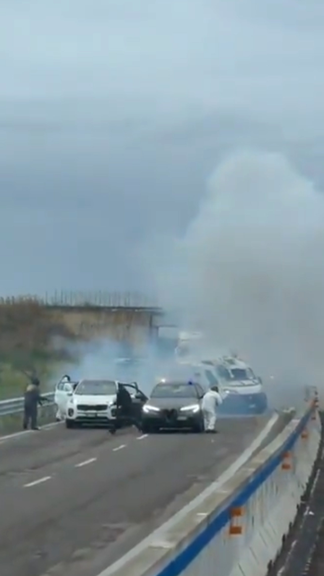 Otoyolda dehşet! Zırhlı aracı patlatıp soymaya çalıştılar