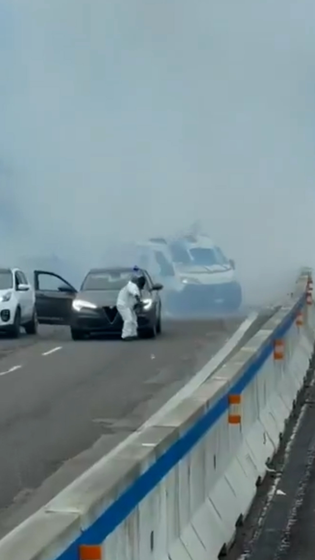 Otoyolda dehşet! Zırhlı aracı patlatıp soymaya çalıştılar