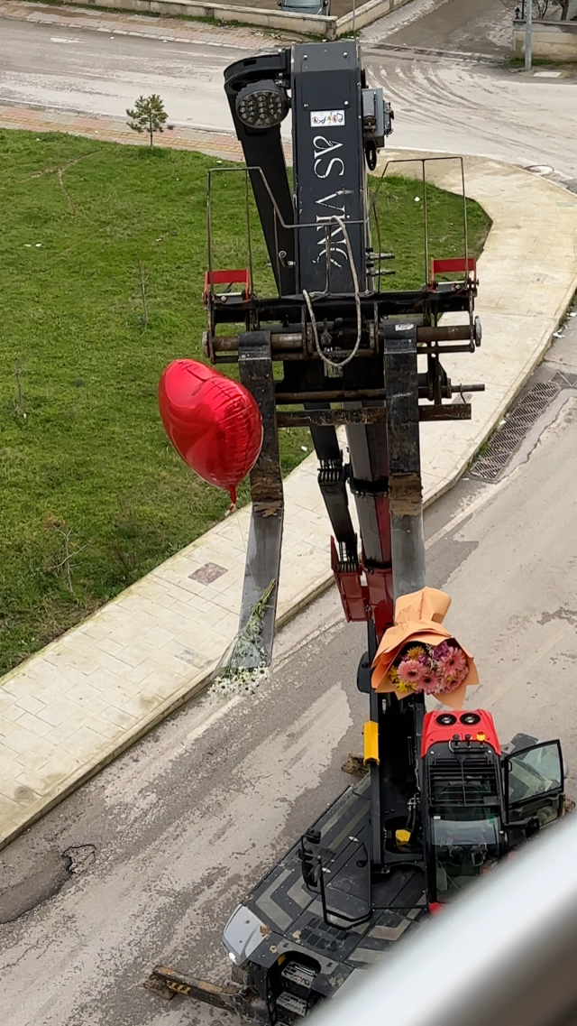 Sevgililer Günü'nü unuttu, iş makinesiyle balkona çıkarttığı güllerle gönül aldı