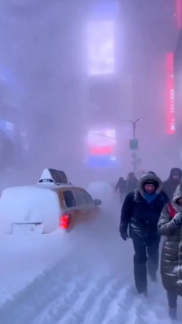 Kar kalınlığının 49 santime ulaştığı New York'tan gelen görüntüler kıyamet filmlerini aratmadı