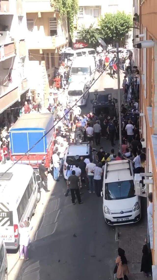 Mahallelinin elinden zor aldılar! 9 yaşındaki kız çocuğunu taciz edip, arkasından apartmana girdi