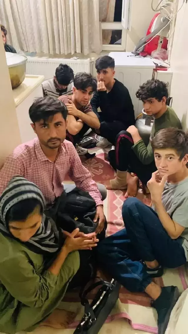 Van'da iki apartmana baskın! İki apartmanda 115 Afgan uyruklu göçmen yakalandı
