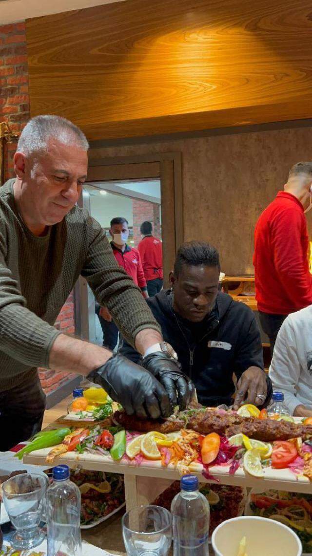Balotelli'nin en büyük dopingi boru kebabı! İtalyan yıldız için kurulan sofra 'Yok artık' dedirtti