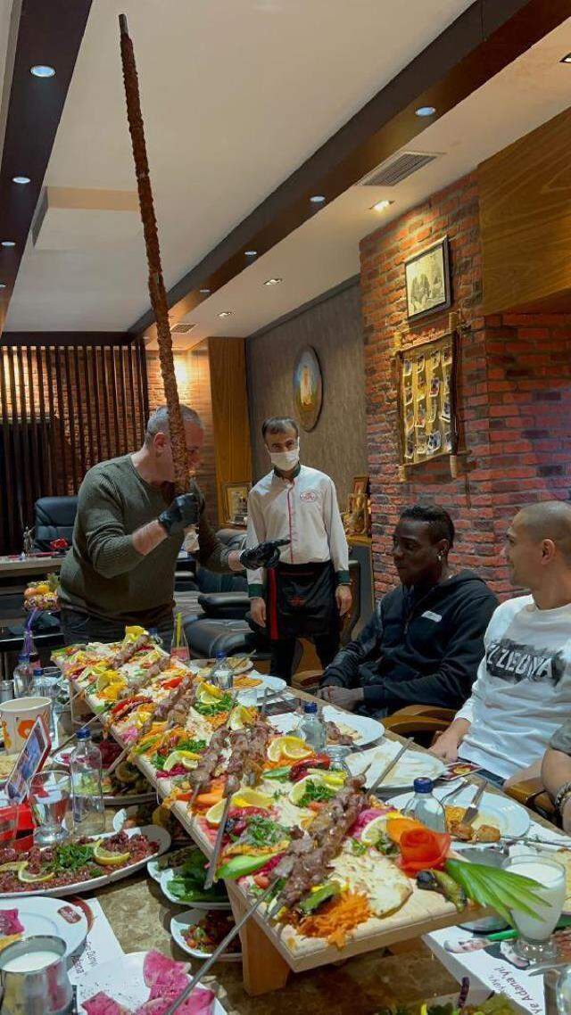 Balotelli'nin en büyük dopingi boru kebabı! İtalyan yıldız için kurulan sofra 'Yok artık' dedirtti