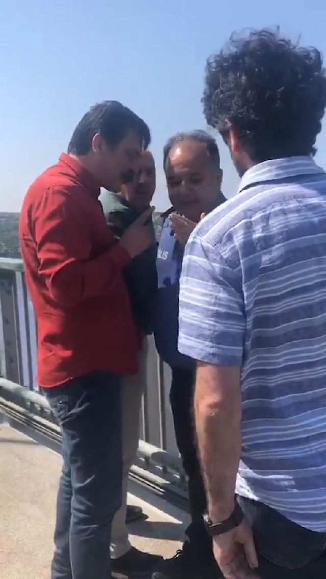 Köprüye izinsiz pankart asan TİP milletvekilleri ile polis arasında arbede çıktı