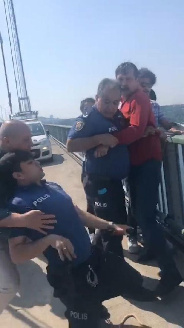 Köprüye izinsiz pankart asan TİP milletvekilleri ile polis arasında arbede çıktı