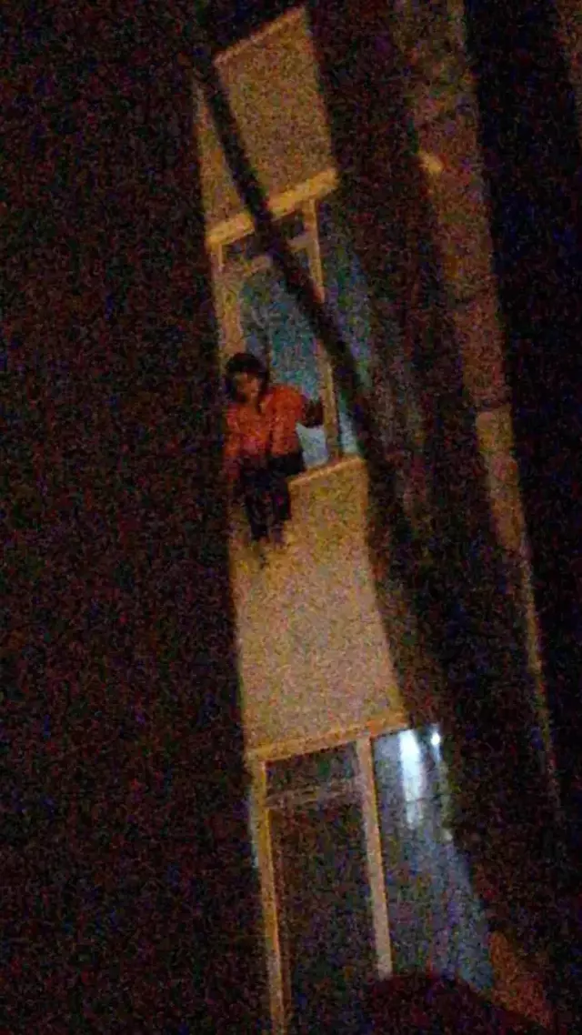 Apartmanın 4'üncü katından atlayan genç kız yaralı kurtuldu