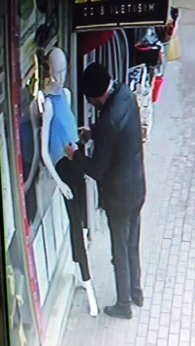 İnegöl'de Bir Şahıs İşyerinin Önündeki Mankeni Kaçırdı