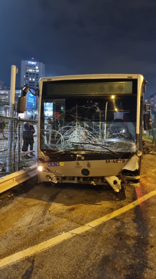 15 Temmuz Şehitler Köprüsü trafiğe kapandı! Zincirlikuyu'da metrobüs kazası