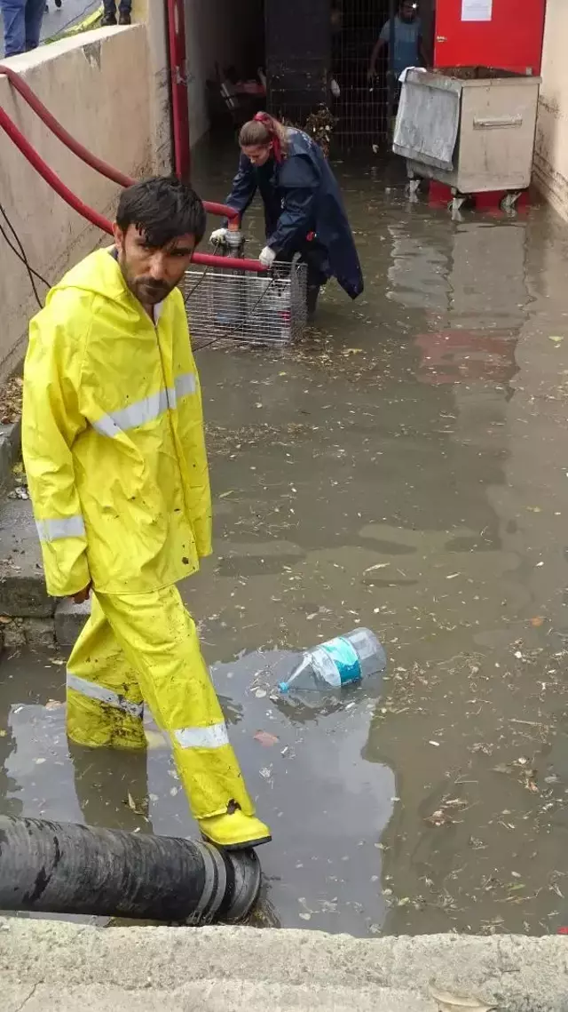 Avcılar Kaymakamlığı'nı su bastı! Elektrikler gitti, çalışanlara izin verildi