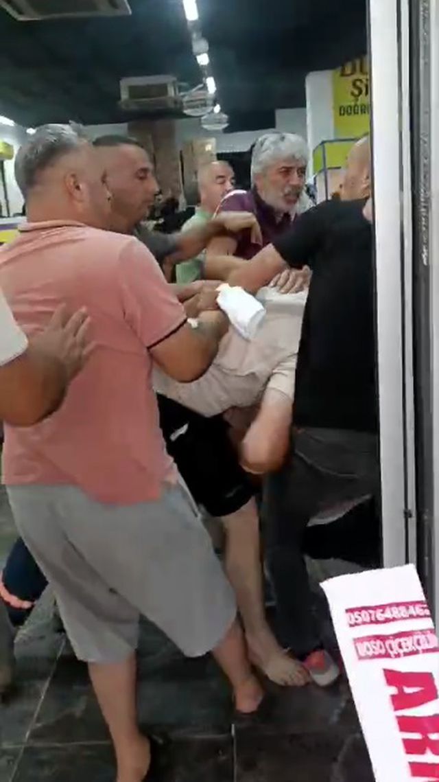 Ucuzluk kavgası! Vatandaşlar tekme tokat birbirlerine girdi